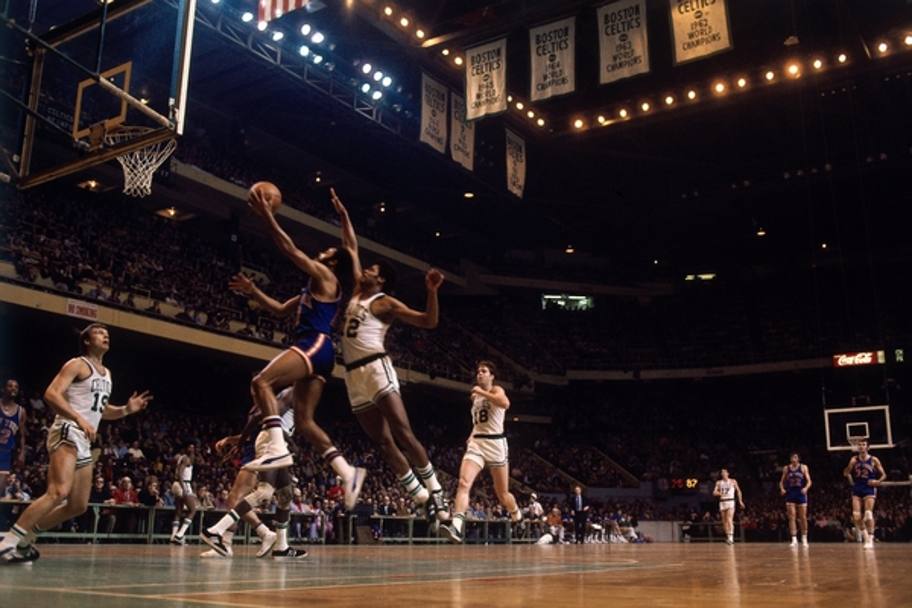 In un layup contro Don Chaney, Boston Celtics,1972 (Getty Images)